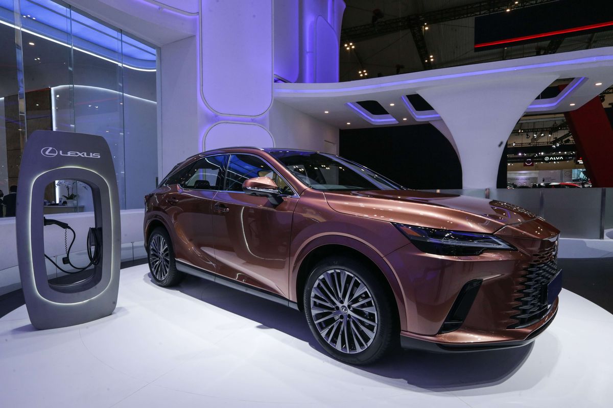 All New Lexus RX PHEV berteknologi hybrid dipamerkan di ajang Gaikindo Indonesia International Auto Show (GIIAS) 2022 di ICE BSD, Tangerang, Jumat (12/8/2022).