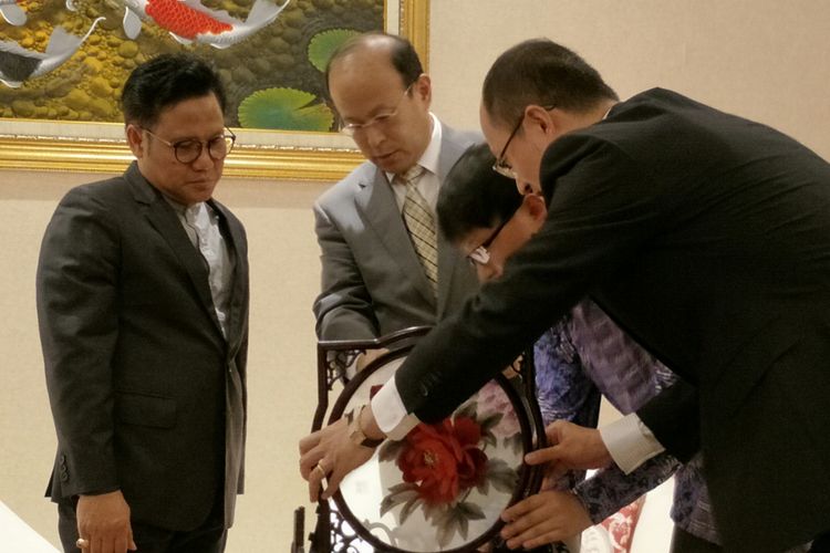 Wakil Ketua Majelis Permusyawaratan Rakyat (MPR) RI, Muhaimin Iskandar (kiri) menerima cinderamata dari Duta Besar China, Xiau Qian (tengah) di rumah dinasnya, Jakarta, Jumat (25/5/2018).