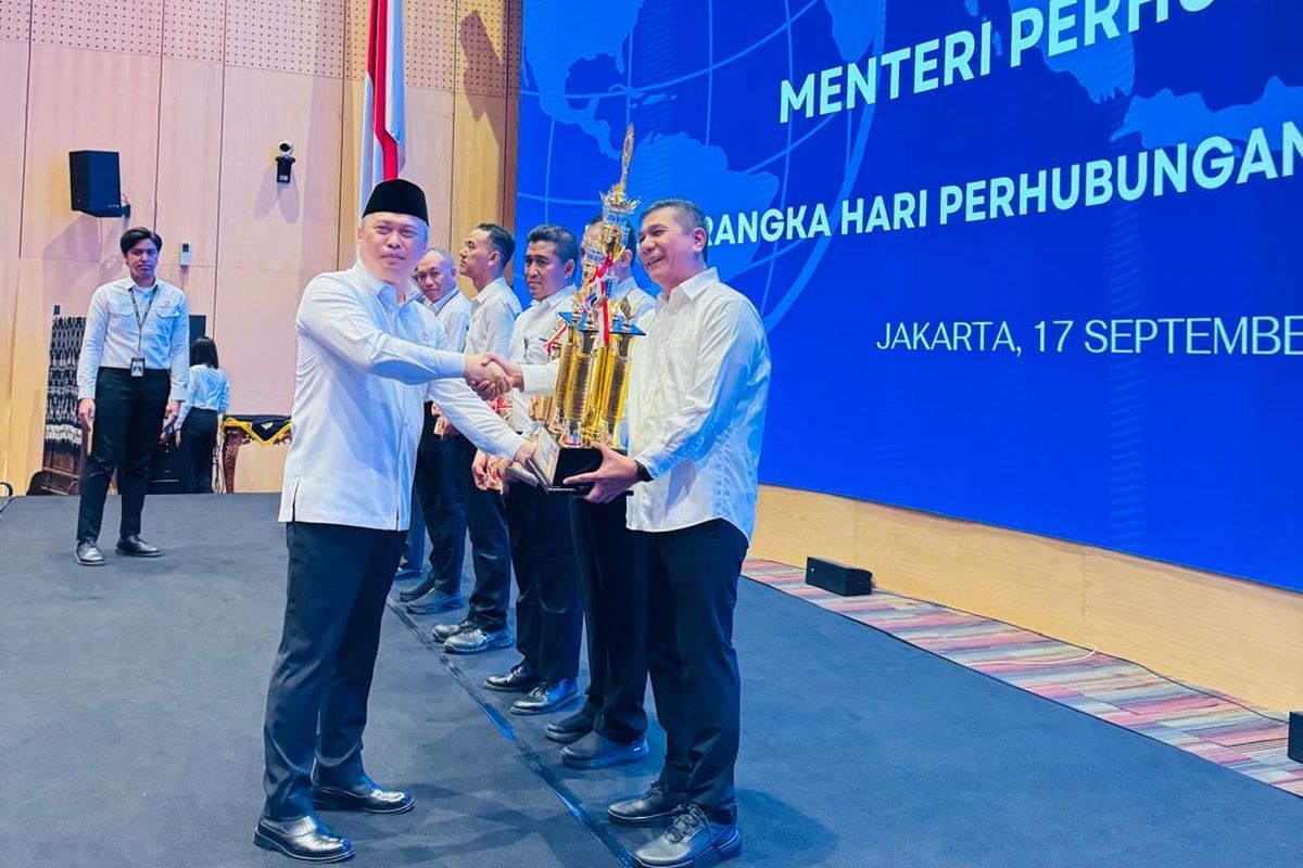 Direktur Utama Pelindo Arif Suhartono menerima piala penghargaan dari Menteri Perhubungan (Menhub) Dudy Purwagandhi saat Upacara Harhubnas di Kantor Pusat Kemenhub.