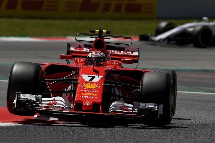 Pebalap Ferrari asal Finlandia, Kimi Raikkonen, memacu mobilnya pada latihan kedua GP Spanyol di Circuit de Barcelona-Catalunya, Jumat (13/5/2017).