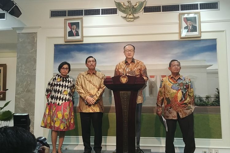 Jim Yong Kim, President of World Bank Group, mengenakan batik saat bertemu Presiden Jokowi di Istana Merdeka, Jakarta, Rabu (26/7/2017).