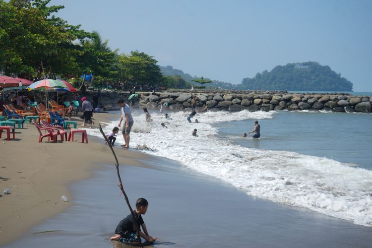 Libur Lebaran, Pantai Padang dan Masjid Syekh Ahmad Jadi Magnet Wisatawan di Kota Padang
