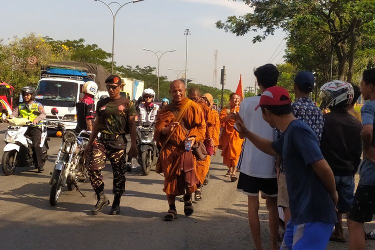 Ratusan warga Kota Semarang sambut kedatangan para biksu di Terminal Mangkang, Kota Semarang