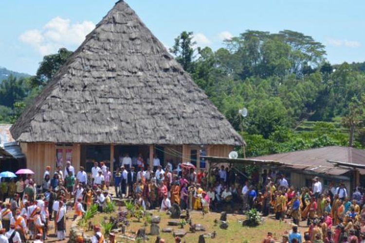 Salah satu rumah adat Gendang di Bangka Tuke, Kecamatan Langke Rembong, Kabupaten Manggarai, Flores, NTT, Sabtu (23/4/2016).  