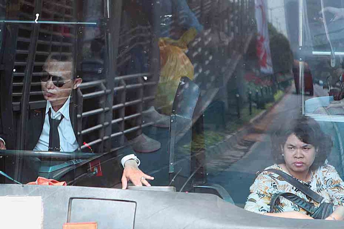 Sopir transjakarta Koridor 1 Jurusan Blok M-Kota mengemudikan armadanya melintas di Halte Bundaran HI, Jakarta Pusat, Senin (13/8). Siang itu mereka kembali bekerja setelah pagi harinya melakukan aksi mogok bekerja karena menuntut pembayaran tunjangan hari raya.