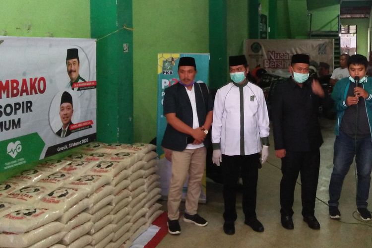 Para pimpinan DPC PKB Gresik, saat hendak menyalurkan bantuan beras dan masker kepada perwakilan sopir angkot di kantor DPC PKB Gresik, Selasa (31/3/2020).