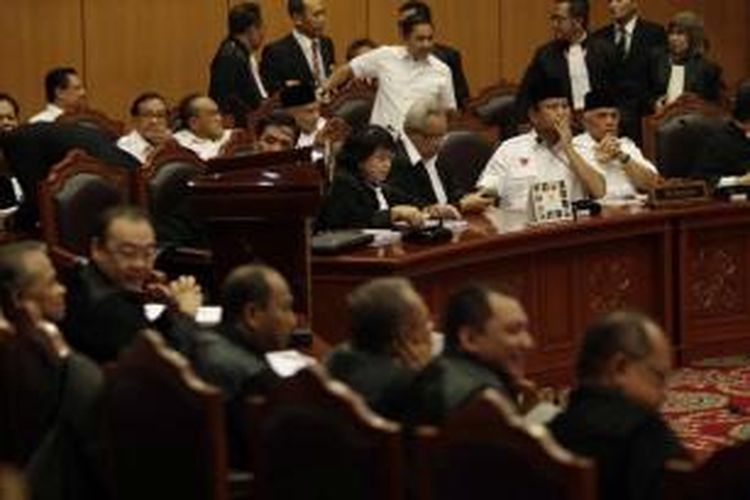 Pasangan calon presiden dan wakil presiden nomor urut 1 Prabowo Subianto-Hatta Rajasa didampingi tim kuasa hukumnya hadir dalam sidang perdana perselisihan hasil pemilihan umum (PHPU) di Mahkamah Konsistusi (MK), Jakarta, Rabu (6/8/2014).