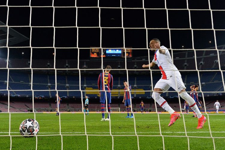 Penyerang Paris Saint-Germain Kylian Mbappe berselebrasi usai membobol gawang Barcelona pada laga leg pertama babak 16 besar Liga Champions 2020-2021 di Stadion Camp Nou, 16 Februari 2021. 