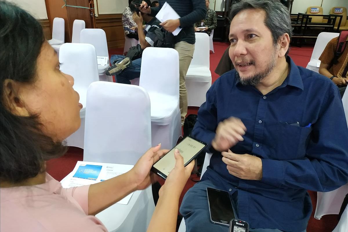 Anggota Ombudsman RI, Ahmad Alamsyah Saragih menjawab pertanyaan awak media di Gedung Ombudsman RI, Jakarta, Kamis (23/5/2019). 