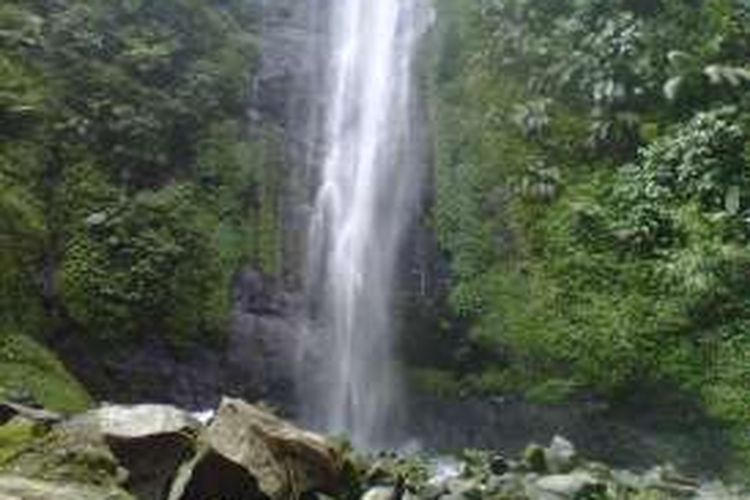 Curug Cibeureum di Taman Nasional Gunung Gede Pangrango (TNGGP) Resort Selabintana, Sukabumi, Jawa Barat, Sabtu (16/4/2016).