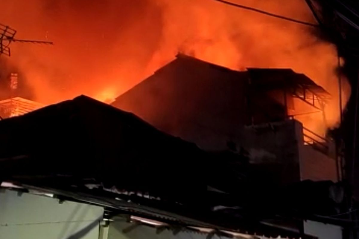 Permukiman padat penduduk di Jalan Pangeran Jayakarta, Mangga Besar, Tamansari, Jakarta Barat, terbakar pada Selasa (4/10/2022) dini hari. 