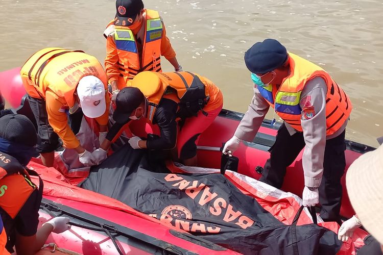 Evakuasi jenazah ABK kapal tunda Max 01 yang jatuh di sungai Sesayap Malinau Kaltara