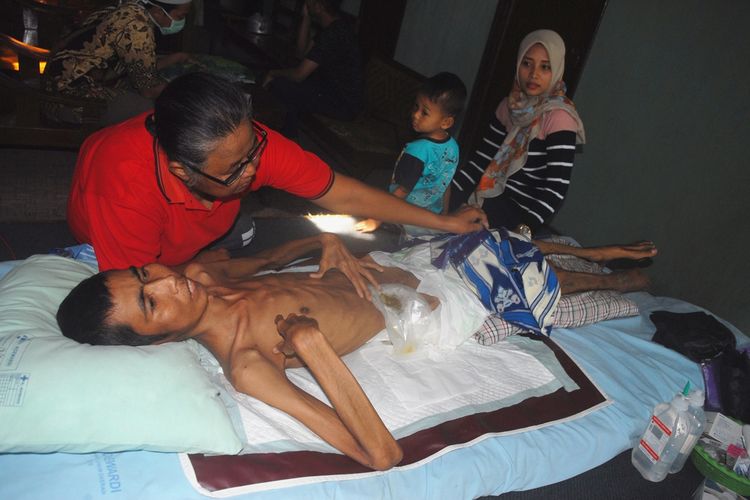 Kuswanto (37) terbaring lemas di atas ranjang rumahnya di Desa Genengadal, Kecamatan Toroh, Kabupaten Grobogan, Jawa Tengah, Kamis (14/11/2019).