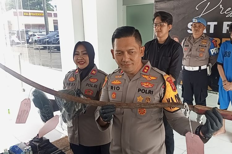 Polisi meringkus dua anggota gangster bersenjata tajam berinisial AIN (22) dan AF (17) di Klapanunggal, Kabupaten Bogor, Jawa Barat, Rabu (8/5/2024).