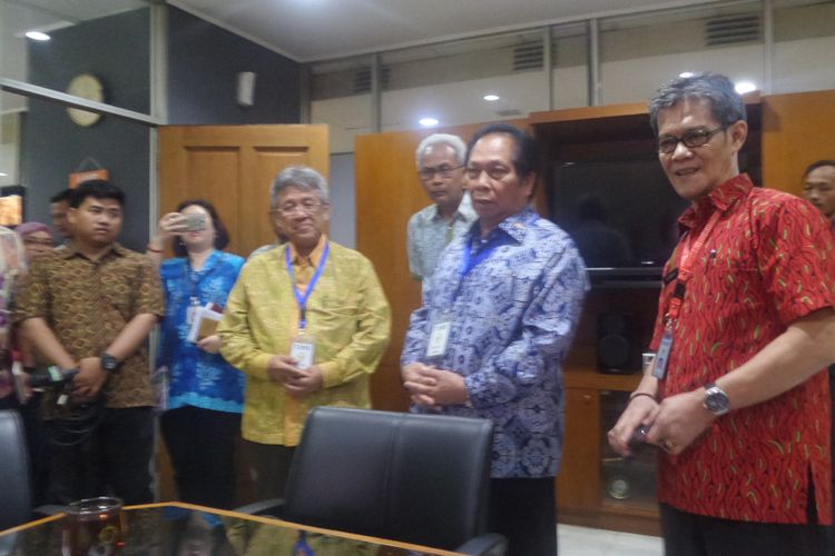 Ketua Badan Urusan Rumah Tangga (BURT) DPR RI, Anton Sihombing (kemeja batik biru) dan Sekretaris Jenderal DPR Achmad Djuned (batik kuning) saat berkunjung ke kantor Badan Pemeriksa Keuangan (BPK), Jumat (18/8/2017). 