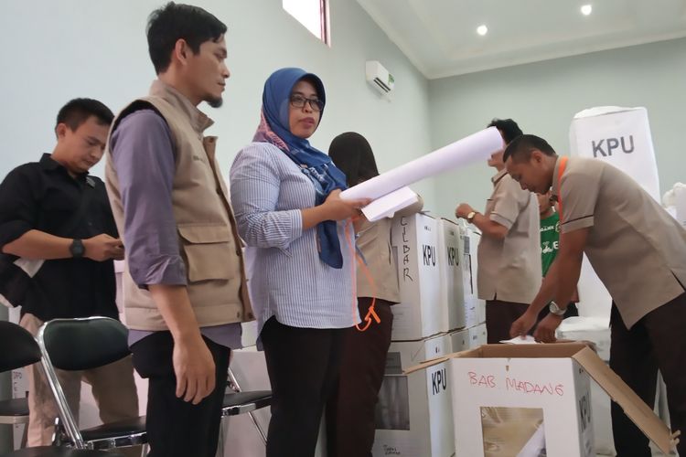 KPU Kabupaten didampingi Bawaslu dan Kepolisian melakukan pembukaan kotak suara untuk PHPU Pilpres di Kantor KPU Kabupaten Bogor, Rabu (12/6/2019). 