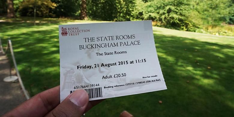 Tiket masuk Istana Buckingham di London, Inggris.