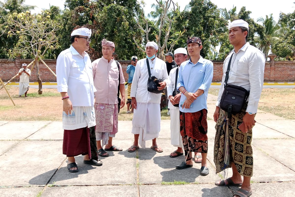 Pasangan calon (paslon) bupati dan wakil bupati Buleleng I Nyoman Sugawa Korry dan Gede Suardana usai memberikan bantuan untuk Pura Bhanuwa di Desa Bulian, Kecamatan Kubutambahan, Kabupaten Buleleng, Bali, yang terbakar, Minggu (29/9/2024). 