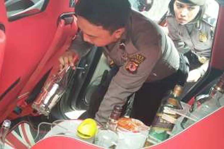 Aparat Polres Tasikmalaya Kota memeriksa mobil Honda Jazz milik seorang mahasiswi di sebuah rumah kos, Jalan BKR, Kota Tasikmalaya, Jawa Barat, Kamis (14/4/2016). Pemeriksaan ini dilakukan dalam Operasi Bersih Narkoba di kota tersebut.
