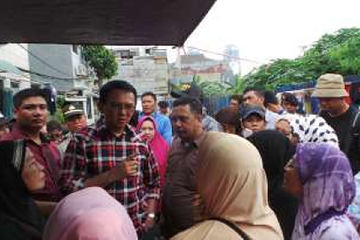Calon gubernur DKI Jakarta Basuki Tjahaja Purnama atau Ahok saat berkampanye di Kebon Jahe, Jakarta Pusat, Selasa (8/11/2016).