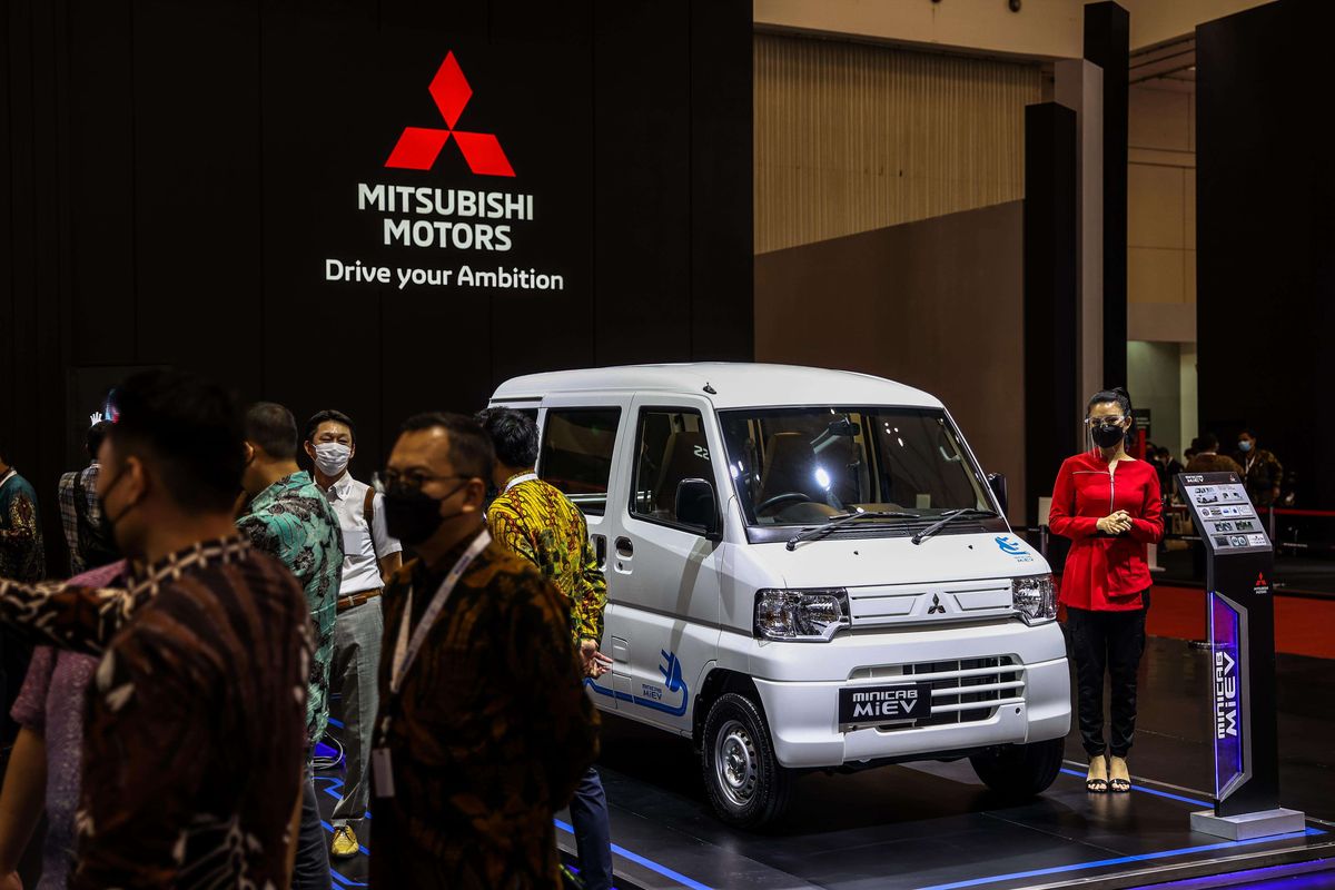 Suasana saat pameran mobil PT Mitsubishi Motors Krama Yudha Sales Indonesia (MMKSI) di ajang GIIAS 2021 di ICE, BSD, Tangerang Selatan, Kamis (11/11/2021).