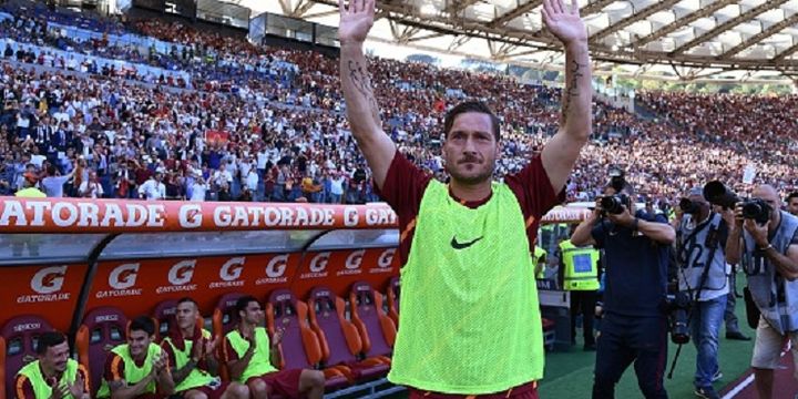 Francesco Totti membalas aplaus suporter di Stadion Olimpico jelang pertandingan antara AS Roma dan Genoa, Minggu (28/5/2017). 