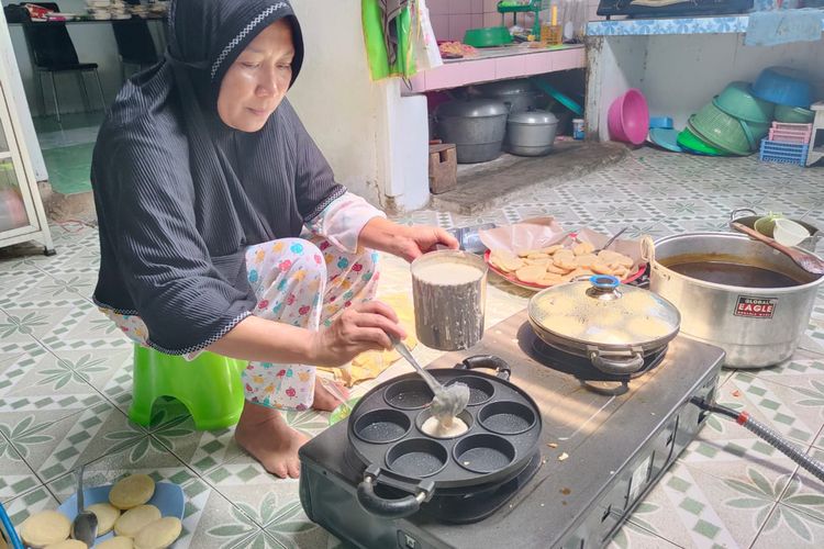 Iyam Nusi menuangkan adonan ke cetakan kue apangi. Ia telah membuat 5 kg tepung terigu dari rencana 15 kg dalam festival apangi di Desa Dembe I Kota Barat Kota Gorontalo.