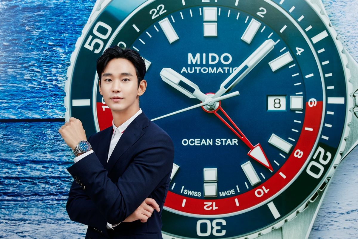 Kim Soo Hyun, aktor Korea yang menjadi brand ambassador Mido dengan latar belakang Mido Ocean Star GMT Special Edition