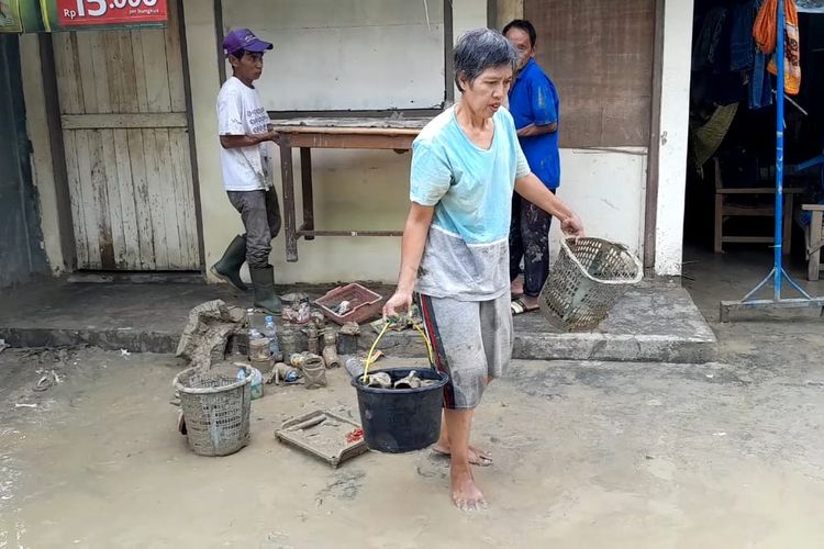 Warga di Desa Karanganyar, Kecamatan Karanganyar, Kabupaten Demak, membersihkan perabot dan rumah usai banjir, Minggu (24/3/2024).