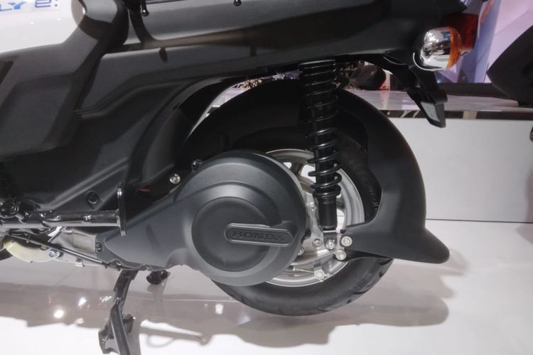 Astra Honda Motor (AHM) memajang motor listrik Honda Benly e di IMOS 2022.