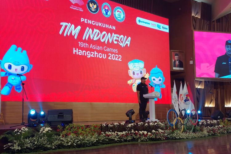 Menpora Dito Ariotedjo saat mengukuhkan Tim Indonesia untuk Asian Games 2022 di Auditorium Kementerian PUPR, Selasa (19/9/2023).