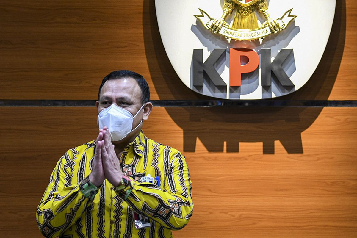 Ketua Komisi Pemberantasan Korupsi (KPK)  Firli Bahuri memberikan salam sebelum memberikan keterangan pers terkait korupsi proyek fiktif di PT Waskita Karya (Persero) Tbk di gedung KPK, Jakarta, Kamis (23/7/2020). KPK menahan lima orang tersangka antara lain mantan Kepala Divisi III/Sipil/II PT Waskita Karya (Persero) Tbk Desi Arryani, mantan Kepala Bagian Pengendalian pada Divisi III/Sipil/II Jarot Subana, mantan Kepala Proyek dan Kepala Bagian Pengendalian pada Divisi III/Sipil/II Fakih Usman serta Kepala Divisi II PT Waskita Karya periode 2011  2013 Yuly Ariandi Siregar dan Kepala Bagian Keuangan dan Risiko Divisi II PT Waskita Karya periode 2010-2014 Fathor Rachman yang merugikan negara Rp 202 miliar.