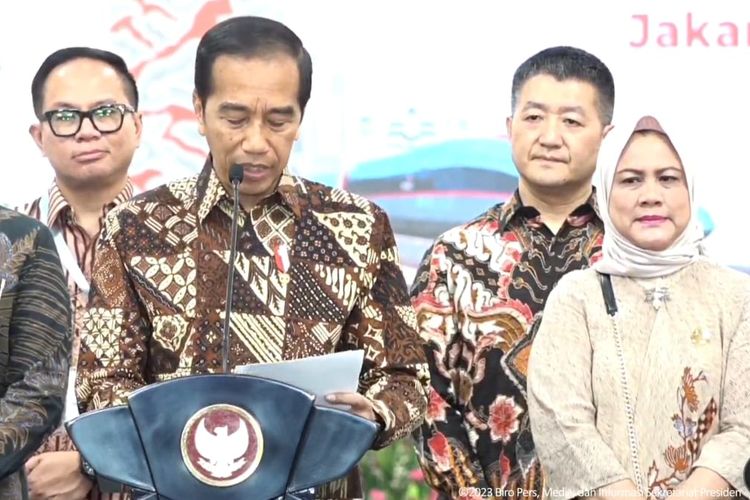 Presiden Joko Widodo (Jokowi) meresmikan KCJB Whoosh di Stasiun Halim, Senin (2/10/2023).