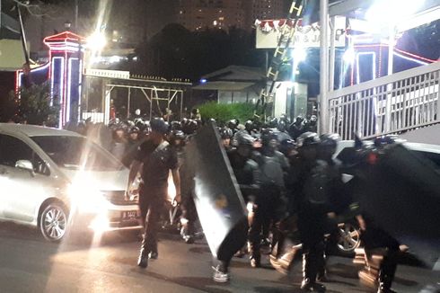 Polisi Dilengkapi Senjata Bentuk Barikade di Simpang Susun Semanggi 