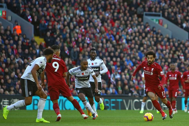Mohamed Salah mencoba melewati penjagaan pemain belakang lawan pada laga Liverpool vs Fulham di Stadion Anfield dalam lanjutan Liga Inggris, 11 November 2018. 