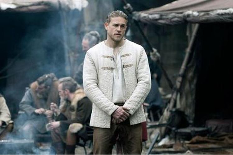 Aktor Charlie Hunnam dalam Salah satu adegan dalam film King Arthur: Legend of the Sword.