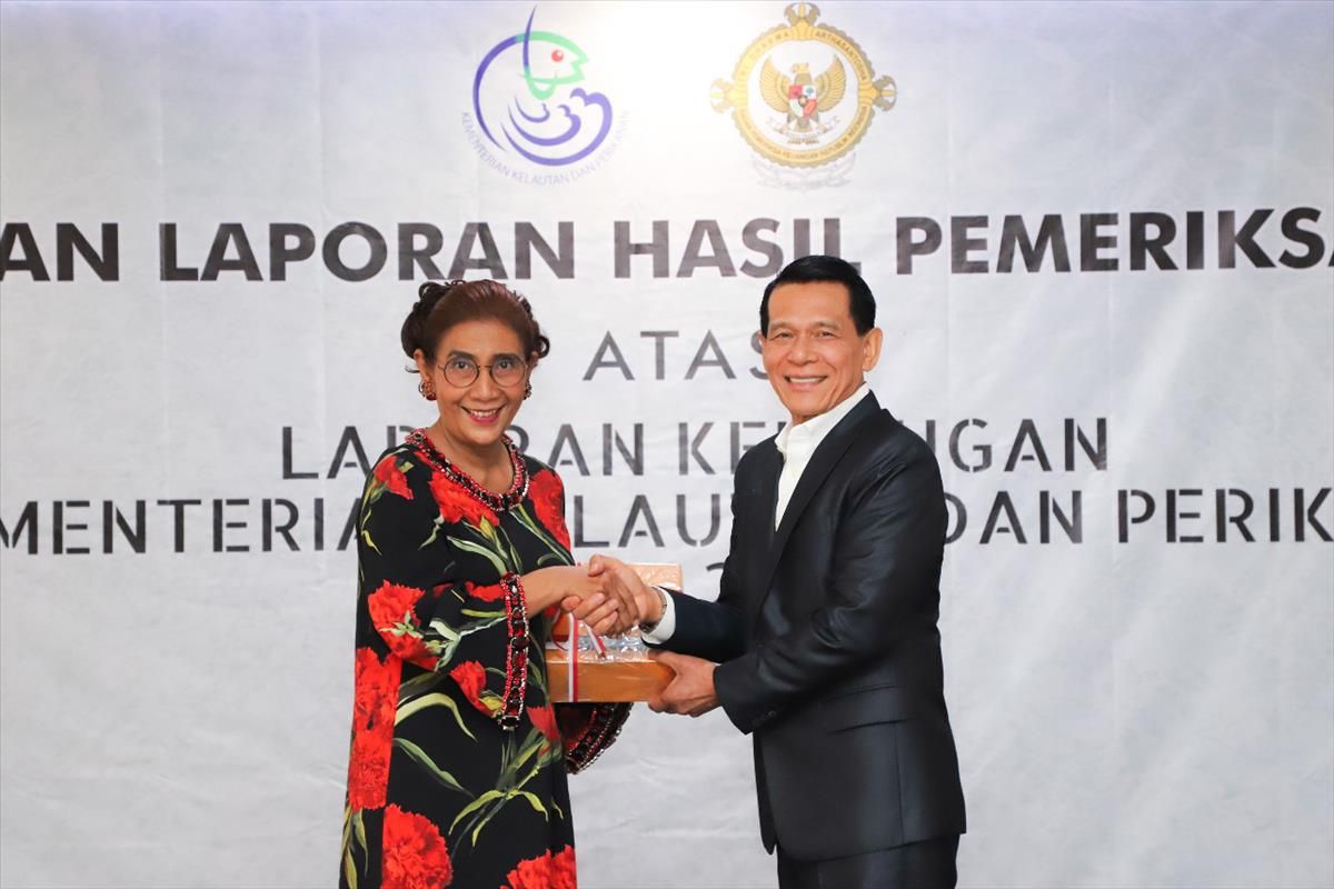 Menteri KKP Susi Pudjiastuti dan Anggota IV BPK RI Rizal Djalil saat BPK RI memberikan opini Wajar Tanpa Pengecualian (WTP) kepada KKP untuk tahun buku tahun 2018.