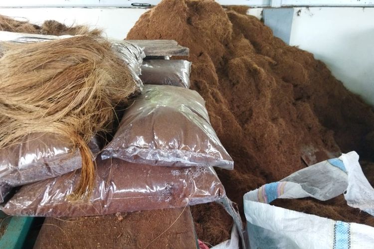 Serat sabut kelapa (cocofiber) dan serbuk sabut kelapa (cocopeat) yang diproduksi Wale Gonofu. 