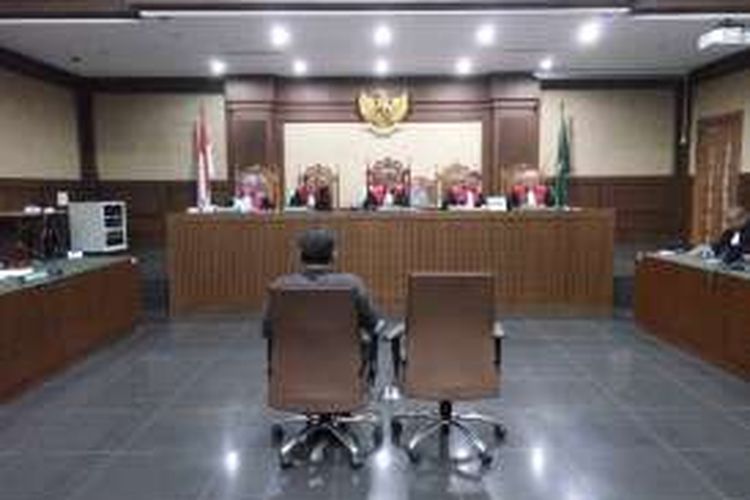 Ahmad Yani yang merupakan staf pengacara Raoul Adhitya Wiranatakusmah menjalani sidang putusan yang digelar di Pengadilan Tindak Pidana Korupsi (Tipikor) Jakarta, Senin (9/1/2017).