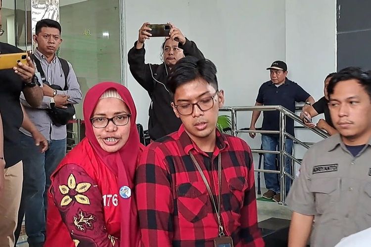 Kepala Dinas Perpustakaan Kota Makassar Tenri A. Palallo saat digiring ke mobil tahanan Kejari Makassar, Jumat (19/5/2023)