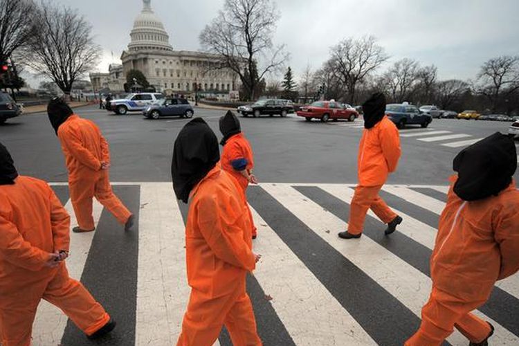 Demonstran berunjuk rasa menggambarkan kondisi tahanan di penjara angkatan laut AS di Teluk Guantanamo, Kuba. Unjuk rasa ini digelar dalam rangka penolakan penyiksaan tahanan yang dilakukan kelompok Witness Against Torture, Amnesty International, dan National Religious Campaign Against Torture, (11/1/2008).