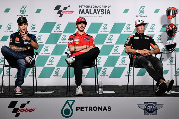 Pebalap Ducati Francesco Bagnaia (tengah) duduk bersama dua pesaing terdekat di papan klasemen MotoGP 2022, Fabio Quartararo (kiri) dan Aleix Espargaro (kanan). Mereka akan tampil pada MotoGP Malaysia 2022 yang dijadwalkan berlangsung pada 21-23 Oktober.
