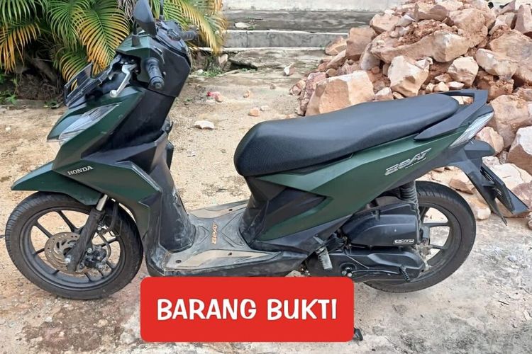 Barang Bukti Sepeda Motor merk Honda Beat warna hijau doop Tahun 2023 yang dicuri kedua remaja di Batam.
