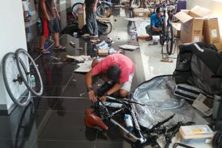 Para peserta tengah merakit sepeda mading-masing sebelum mengikuti Minang Bike