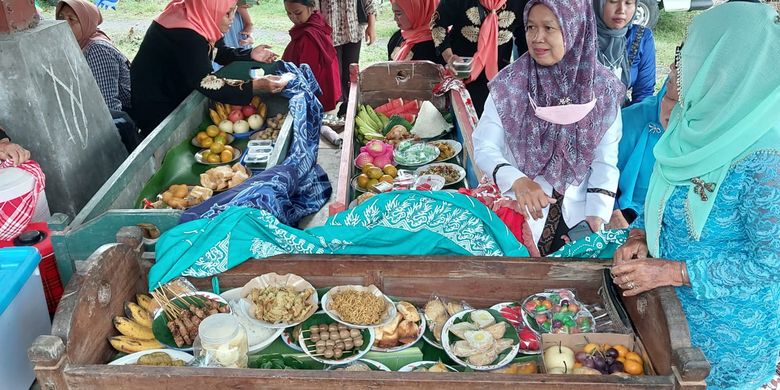 Jodhang, peti segi empat berisi aneka makanan untuk ritual Nyadran Pasar di Padukuhan Saren, Kalurahan Wedomartani, Kapanewon Ngemplak, Kabupaten Sleman, Rabu (19/2/2025).