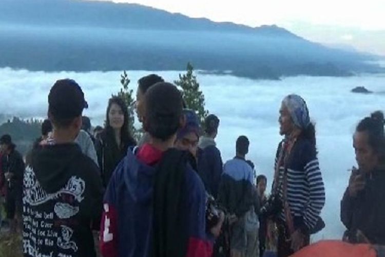 Setelah viral di medos sejak lebih dari sebulan terakhir, obyek wisata Buntu Liarra yang populer dengan sebutan Negeri di atas awan kini terus disesaki wisatawan terutama pada hari Sabtu dan Minggu.
