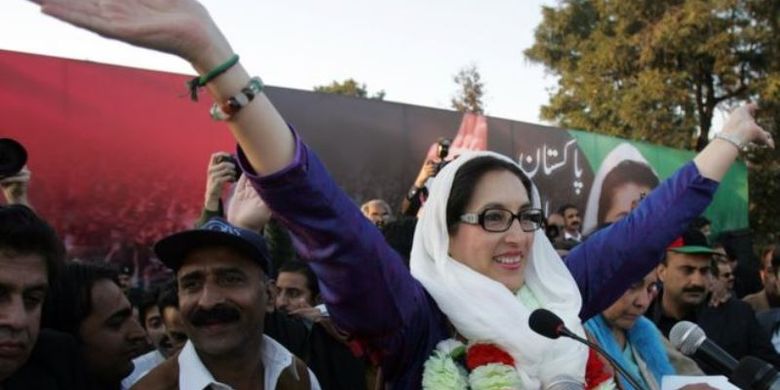 Benazir Bhutto adalah perempuan pertama yang menjadi kepala pemerintahan di Pakistan. (BBC)
