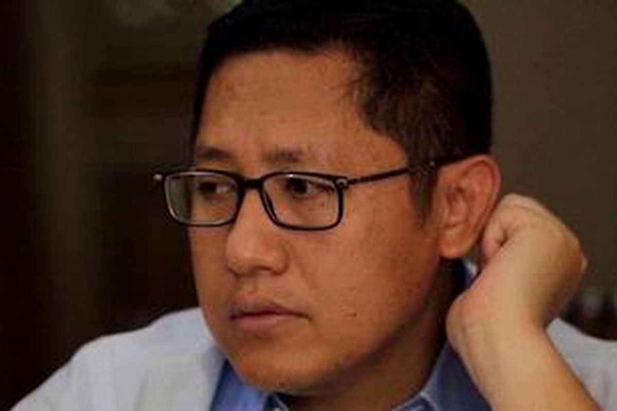 Mantan Ketua Umum Partai Demokrat, Anas Urbaningrum (kanan) usai wawancara di kediamannya di Jakarta, Kamis (28/2/2013). Komisi Pemberantasan Korupsi menetapkan Anas sebagai tersangka dalam kasus dugaan suap proyek pembangunan pusat olahraga Hambalang, Bogor.KOMPAS IMAGES/KRISTIANTO PURNOMO