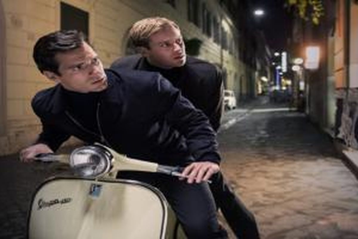 Henry Cavill dan Armie Hammer berakting dalam film The Man from U.N.C.L.E (2015).