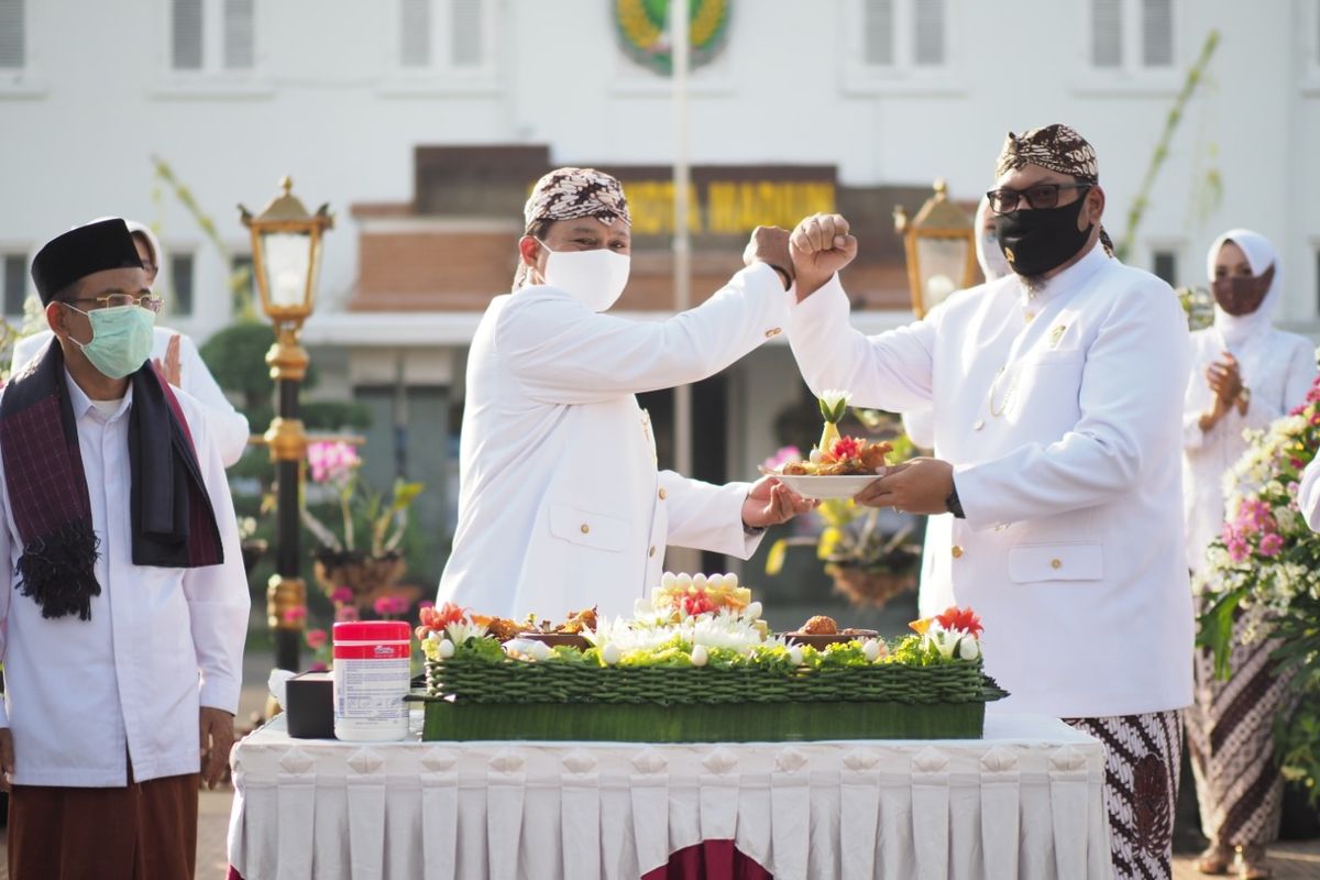 Walikota Madiun Maidi dan Wakil Walikota Inda Raya saat menghadiri perayaan hari jadi Kota Madiun ke-102 di halaman Balai Kota Madiun, Sabtu (20/6/2020).
